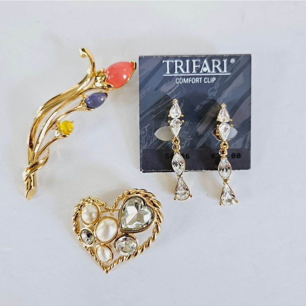 Lot 3 Trifari Signed Rhinestone Lucite Cabochon Floral Heart Earrings Brooches